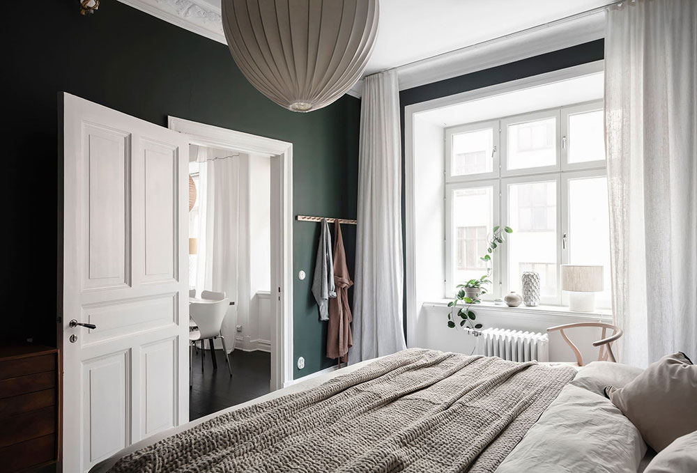 Стильная черно-белая гостиная и зелёная спальня: небольшая двушка в Гётеборге (61 кв. м)