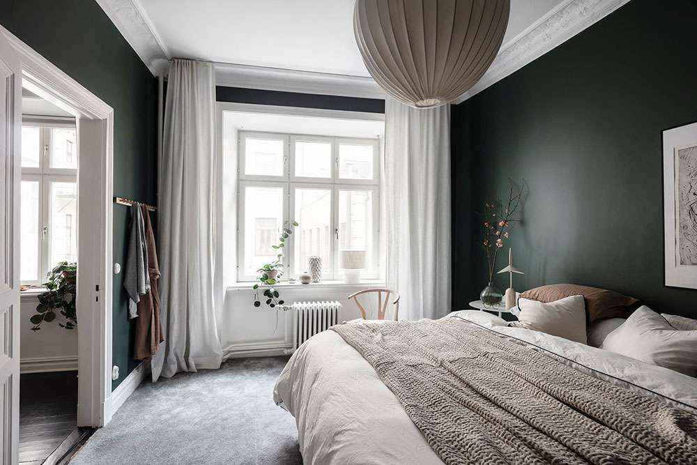 Стильная черно-белая гостиная и зелёная спальня: небольшая двушка в Гётеборге (61 кв. м)