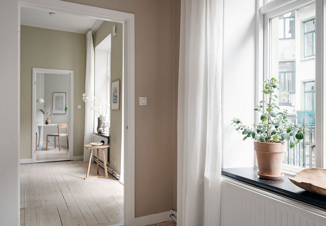 Красочный, но спокойный и лёгкий скандинавский интерьер двухкомнатной квартиры