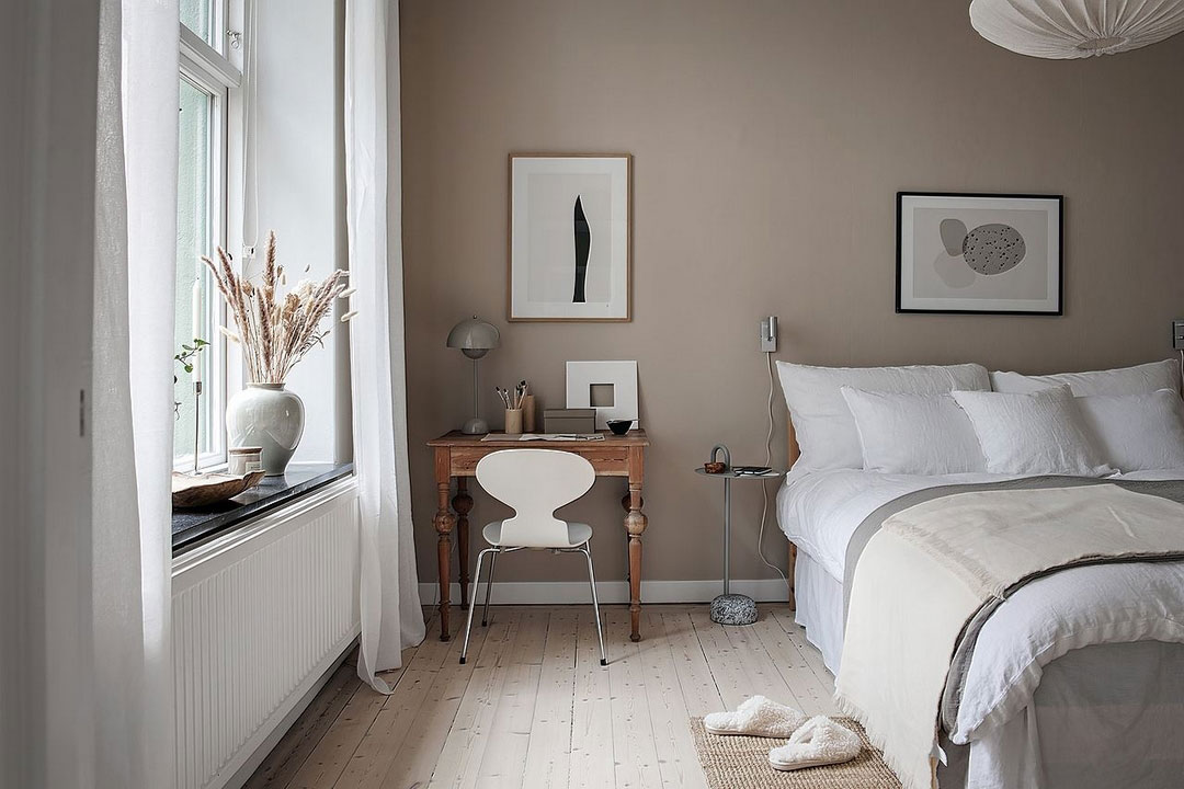 Красочный, но спокойный и лёгкий скандинавский интерьер двухкомнатной квартиры