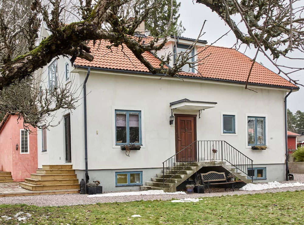 Как в городских апартаментах: стильный дизайн старого загородного коттеджа в Швеции