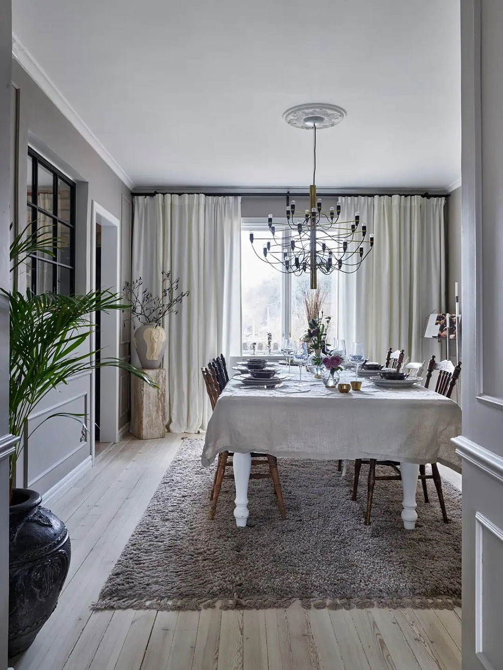 Как в городских апартаментах: стильный дизайн старого загородного коттеджа в Швеции