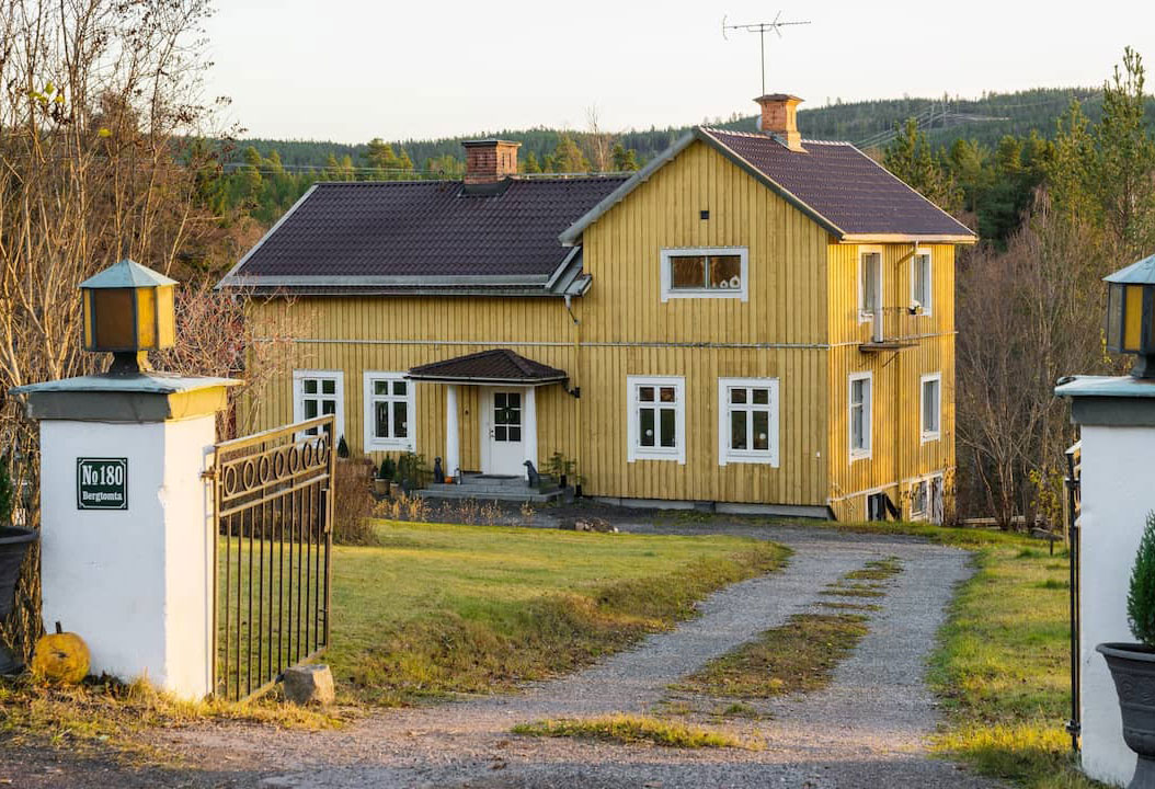 Желтый экстерьер и цветочные обои внутри: душевная дача в Швеции