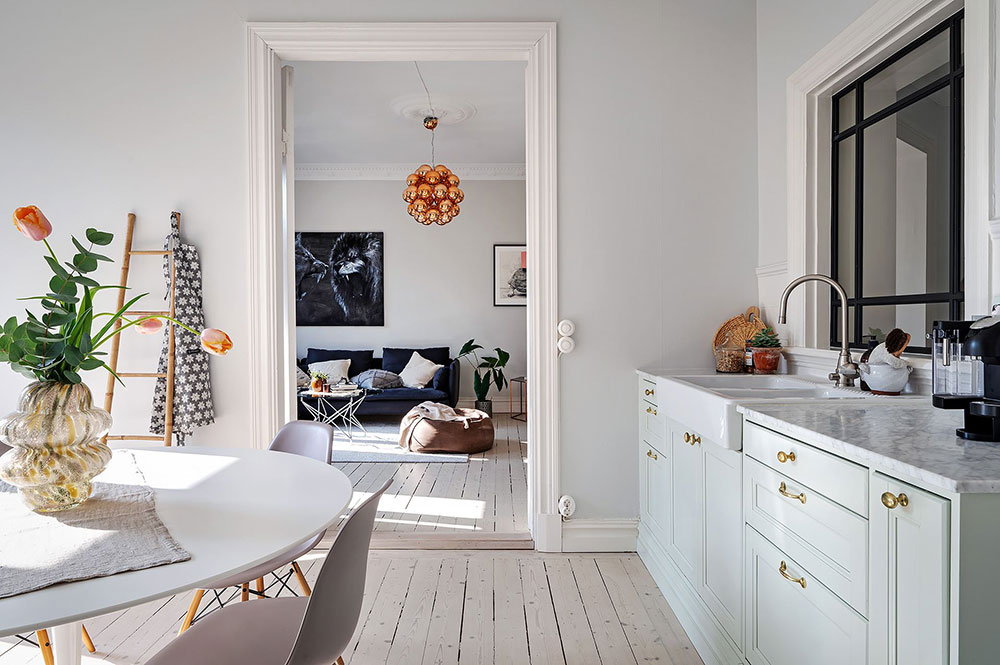 Приятная пастельная кухня в дизайне светлой скандинавской квартиры (100 кв. м)