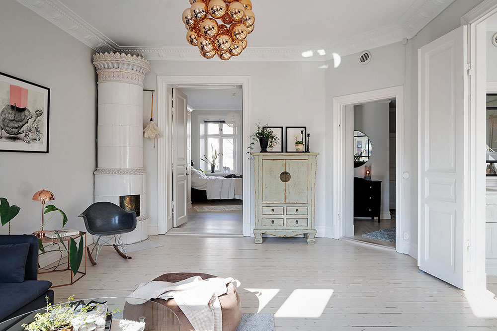 Приятная пастельная кухня в дизайне светлой скандинавской квартиры (100 кв. м)