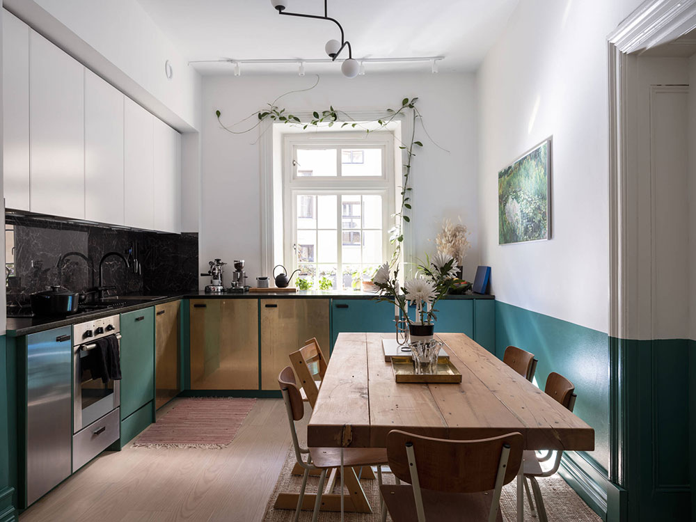 Мазаные стены и необычная бело-зелёная кухня: квартира в Гётеборге (75 кв. м)