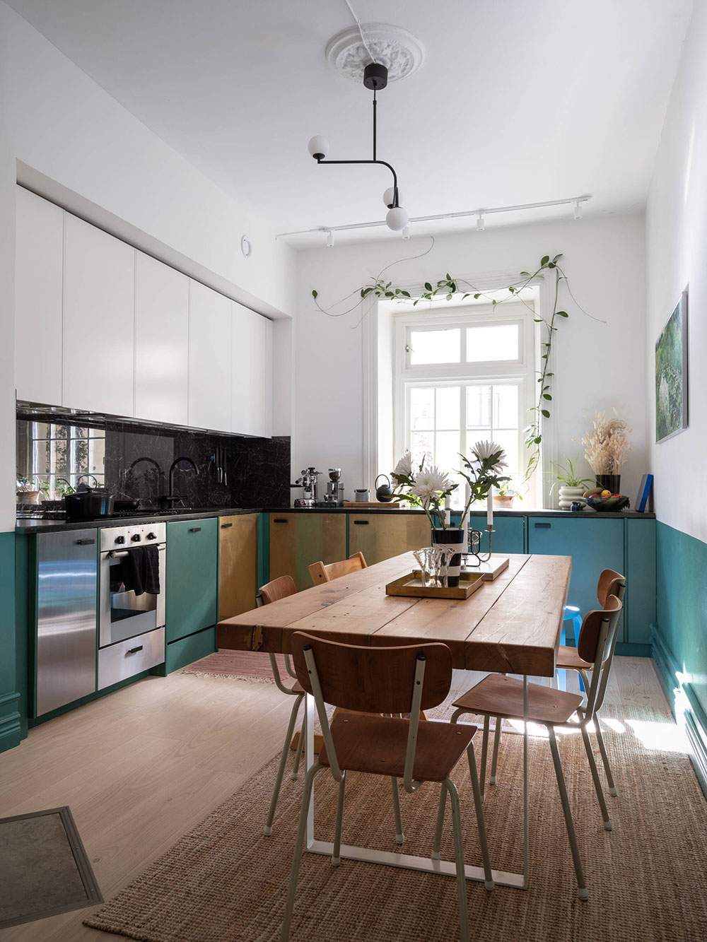 Мазаные стены и необычная бело-зелёная кухня: квартира в Гётеборге (75 кв. м)