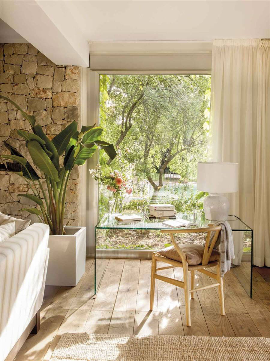 Красивый каменный домик со стеклянными стенами в Испании, утопающий в зелени