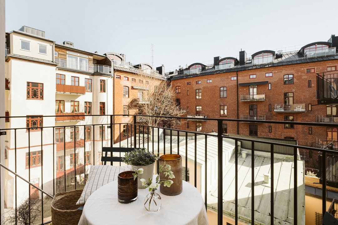 Кирпичная стена как главный акцент в дизайне квартиры в Швеции