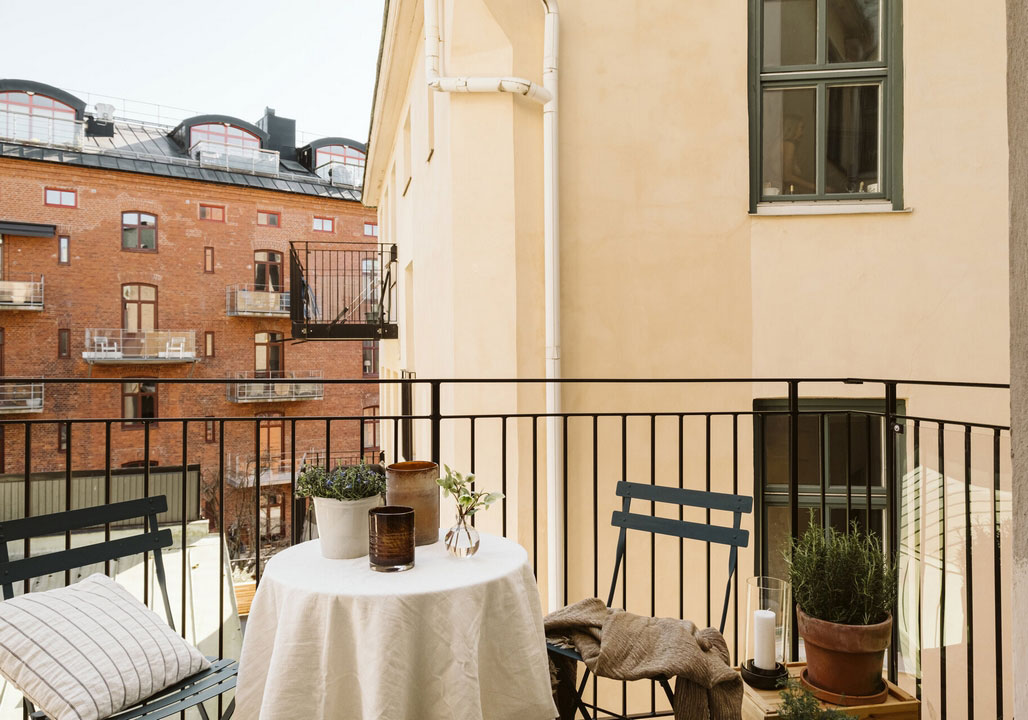 Кирпичная стена как главный акцент в дизайне квартиры в Швеции