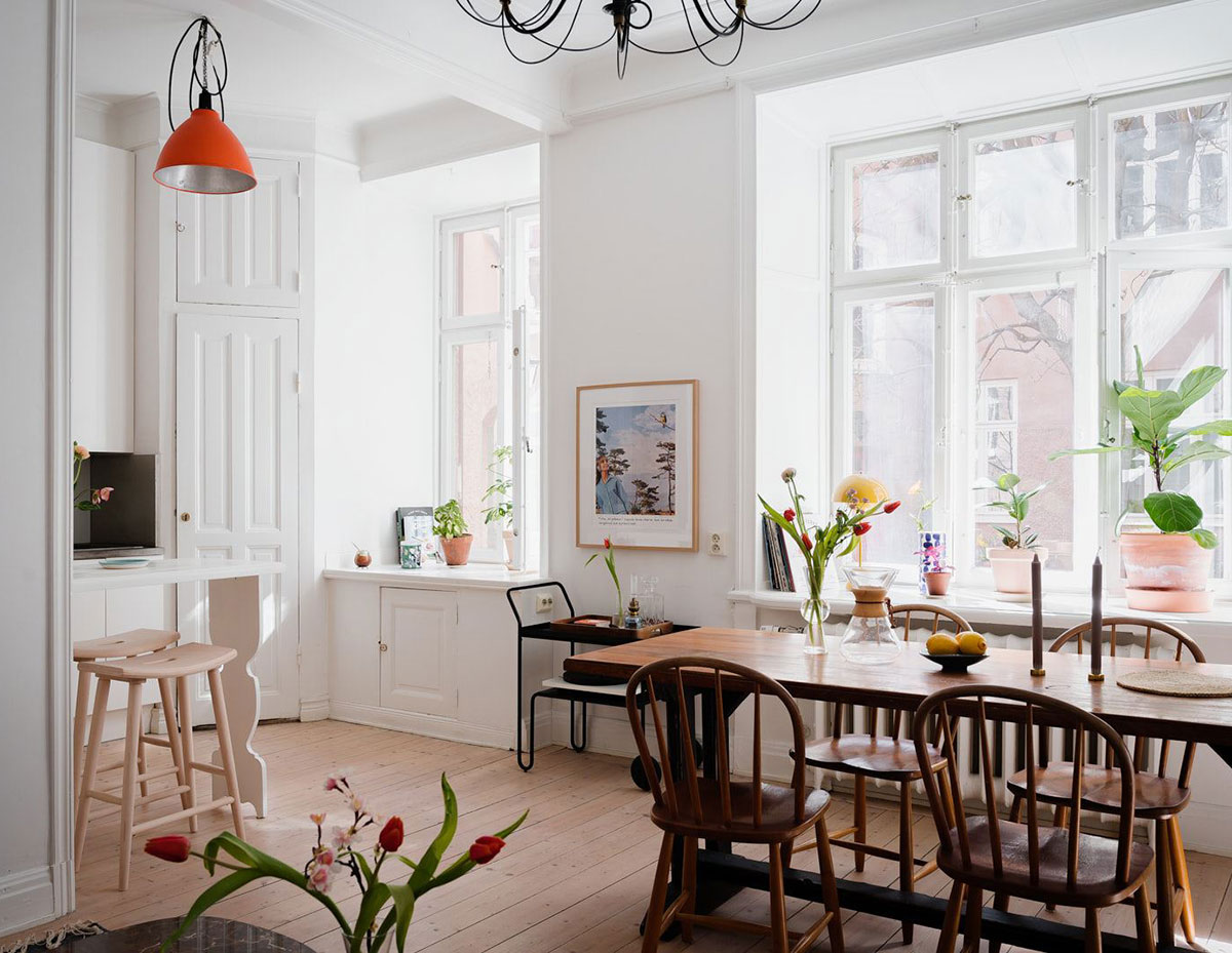 Милая скандинавская квартира с розовым диваном и белой кухней (49 кв. м)