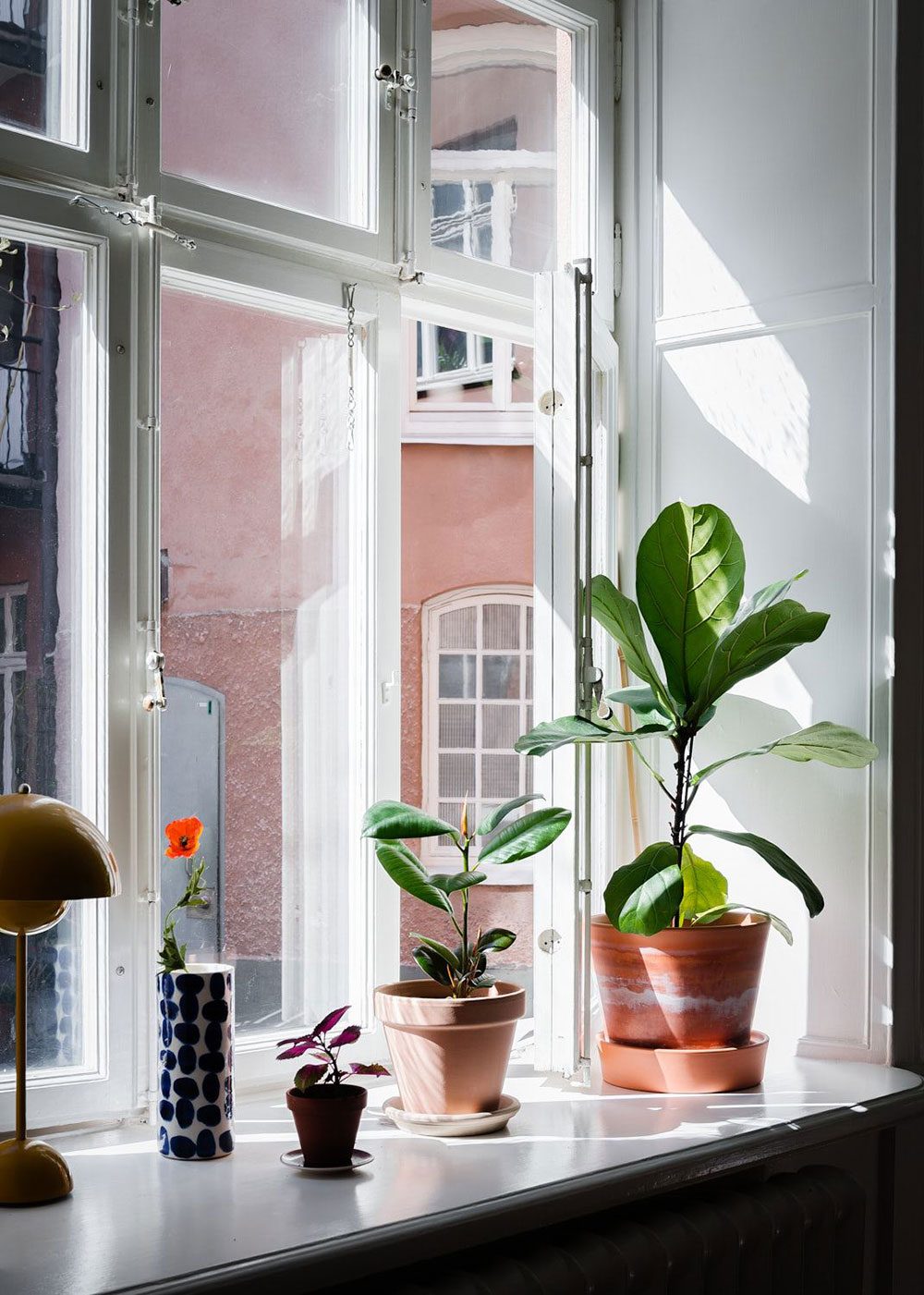 Милая скандинавская квартира с розовым диваном и белой кухней (49 кв. м)