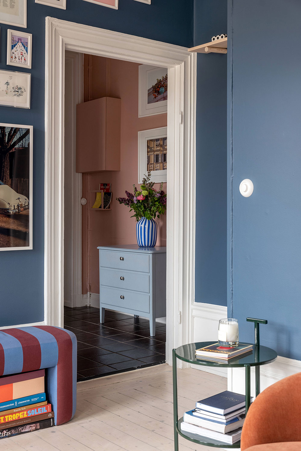 Оттенки синего и яркие детали: жизнерадостная квартира в Стокгольме (54 кв. м)