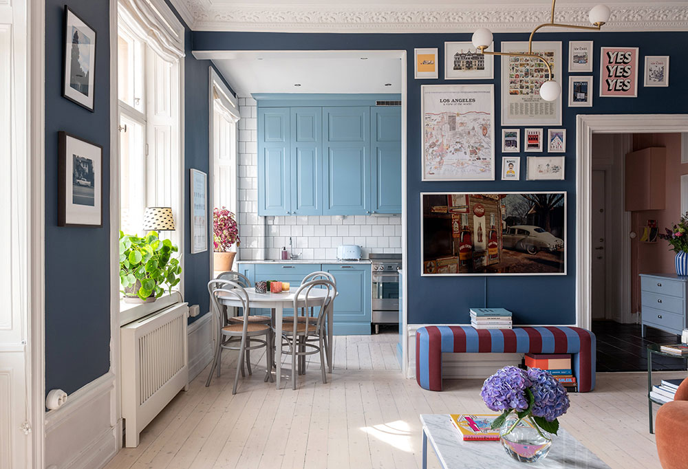 Оттенки синего и яркие детали: жизнерадостная квартира в Стокгольме (54 кв. м)