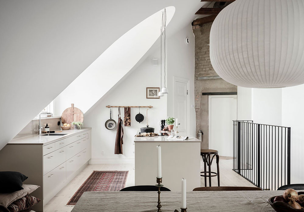 Светлая и красивая мансардная квартира с роскошными окнами в Швеции