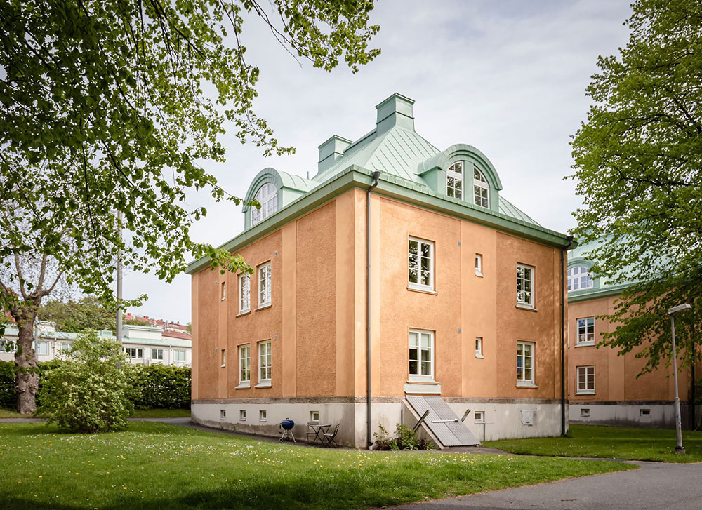Светлая и красивая мансардная квартира с роскошными окнами в Швеции