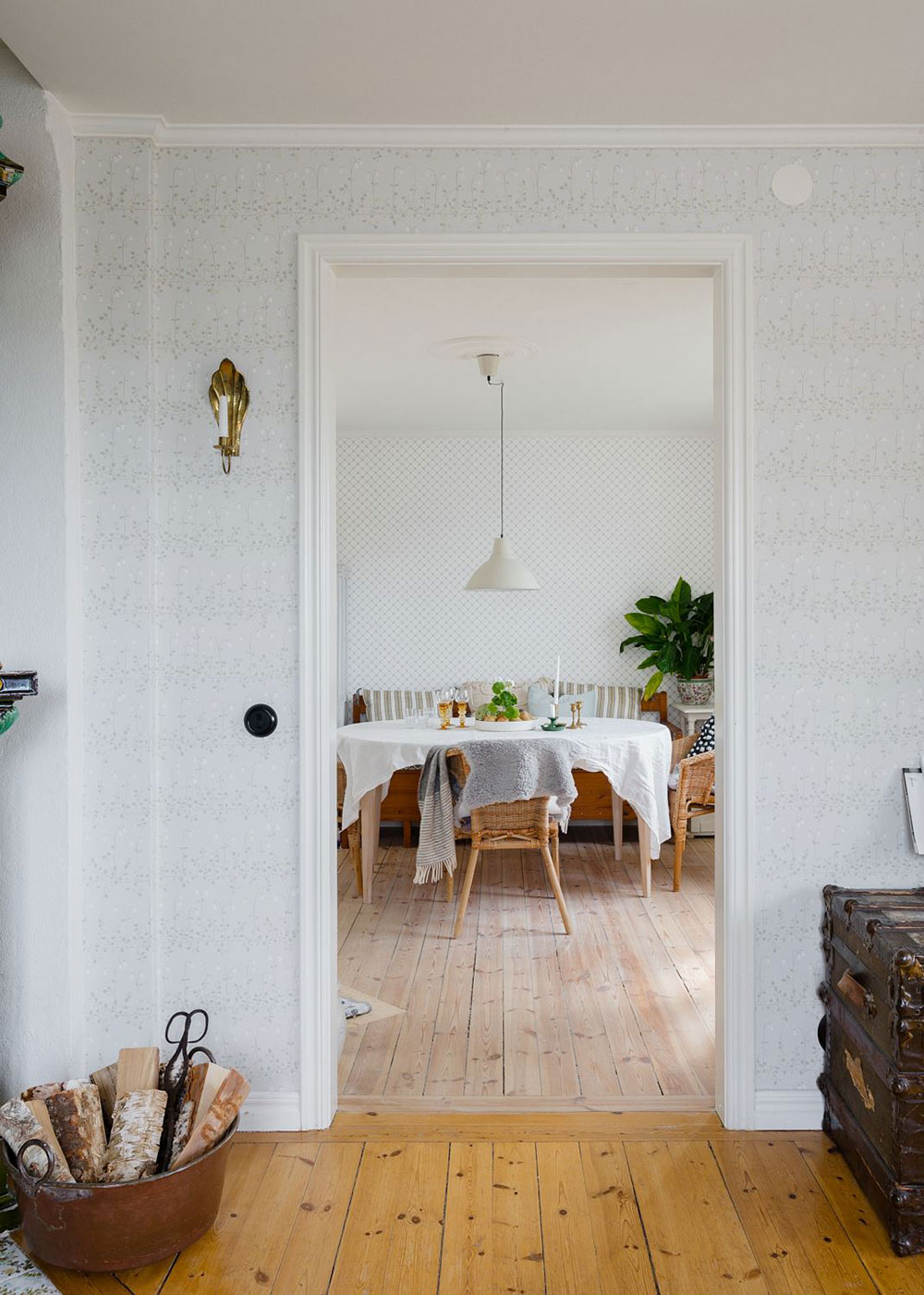 Очаровательная желтая дача с синей кухней в Швеции