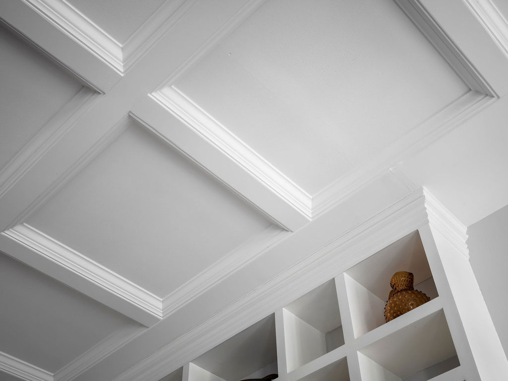 Белый интерьер с кесонным потолком и кирпичной стеной на кухне (62 кв. м)