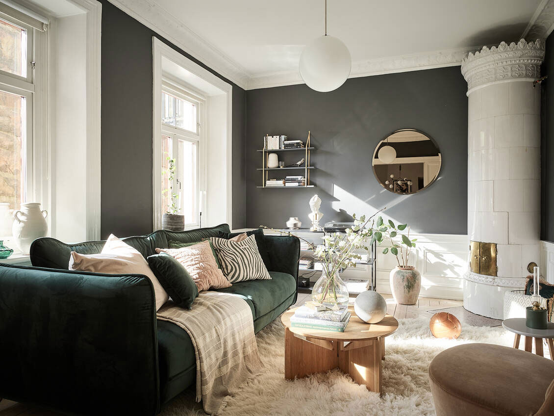 Контрастные стены в дизайне светлой скандинавской квартиры