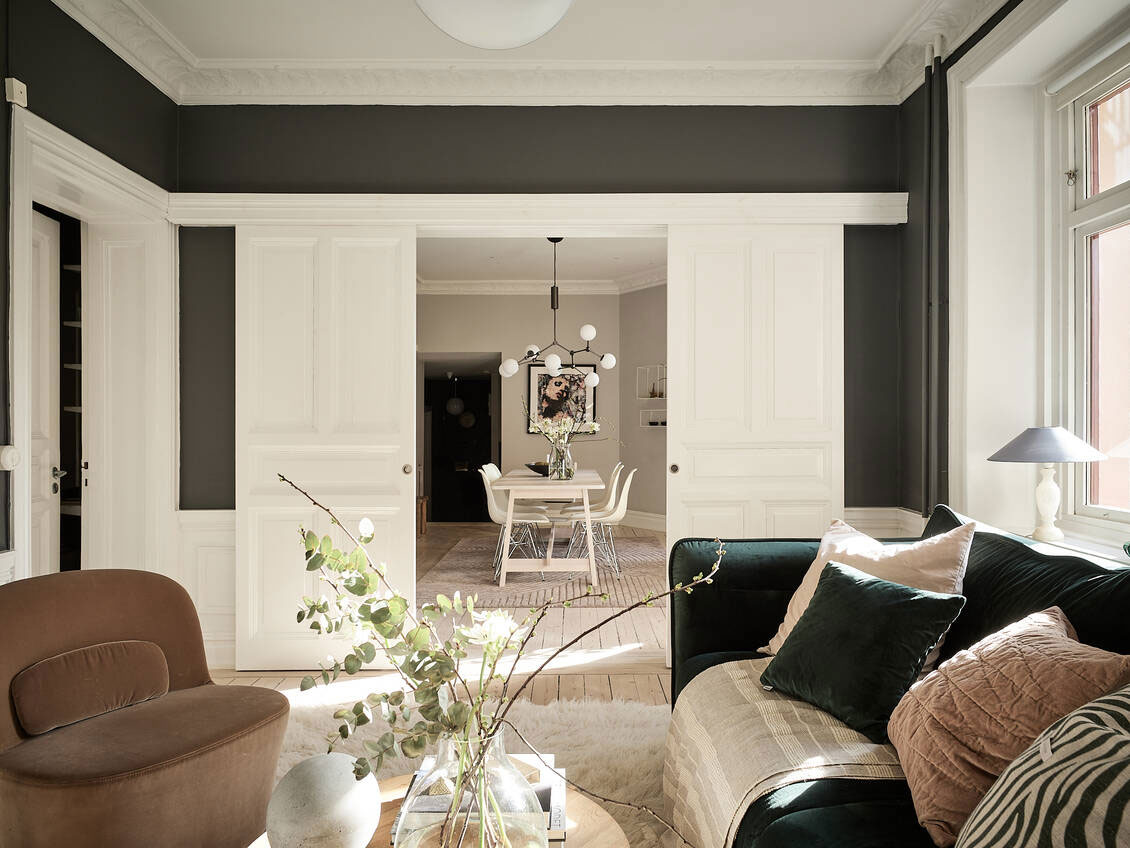 Контрастные стены в дизайне светлой скандинавской квартиры