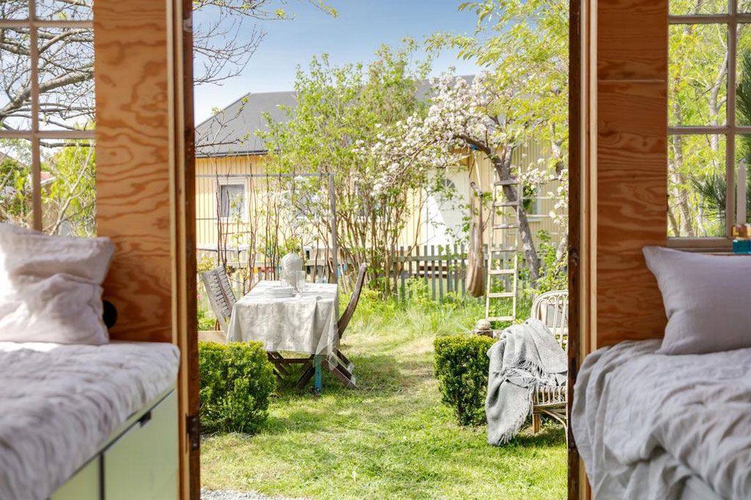 Традиционный снаружи, неожиданный внутри: дачный домик в Швеции