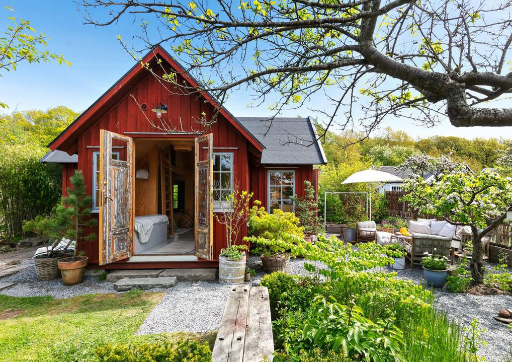 Традиционный снаружи, неожиданный внутри: дачный домик в Швеции