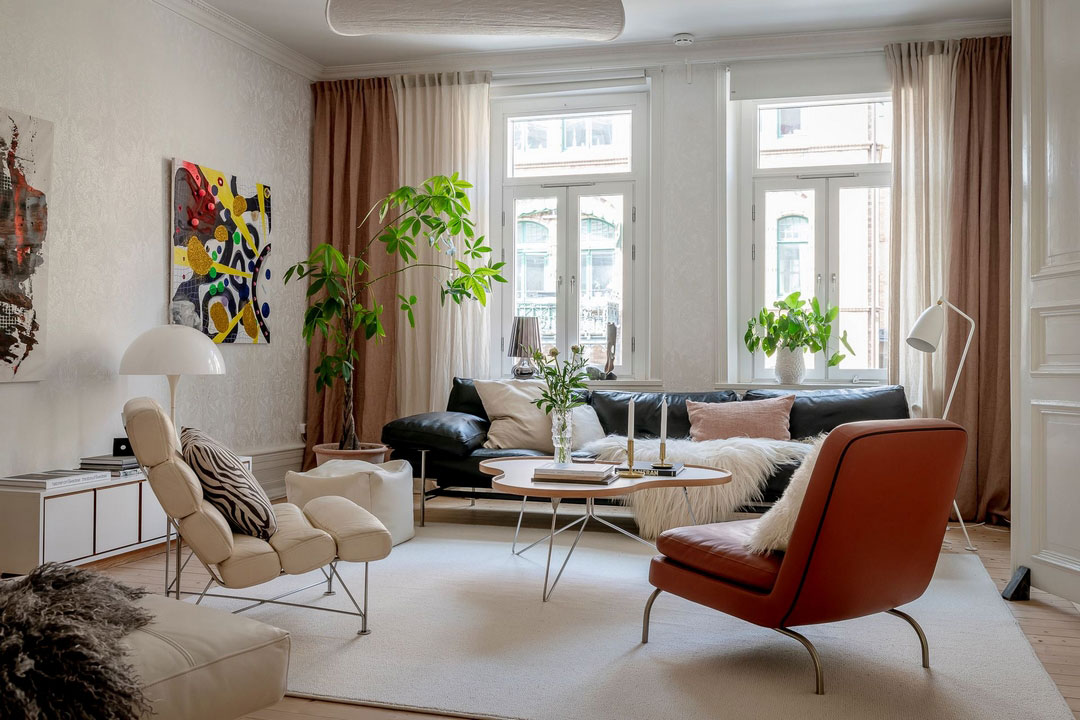 Яркая скандинавская квартира с обилием современного искусства на стенах