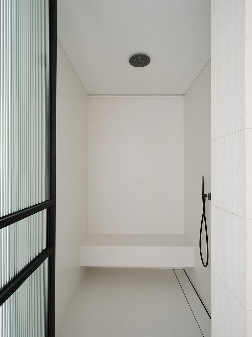 Стильный дизайн на Тайване: современные черно-белые апартаменты
