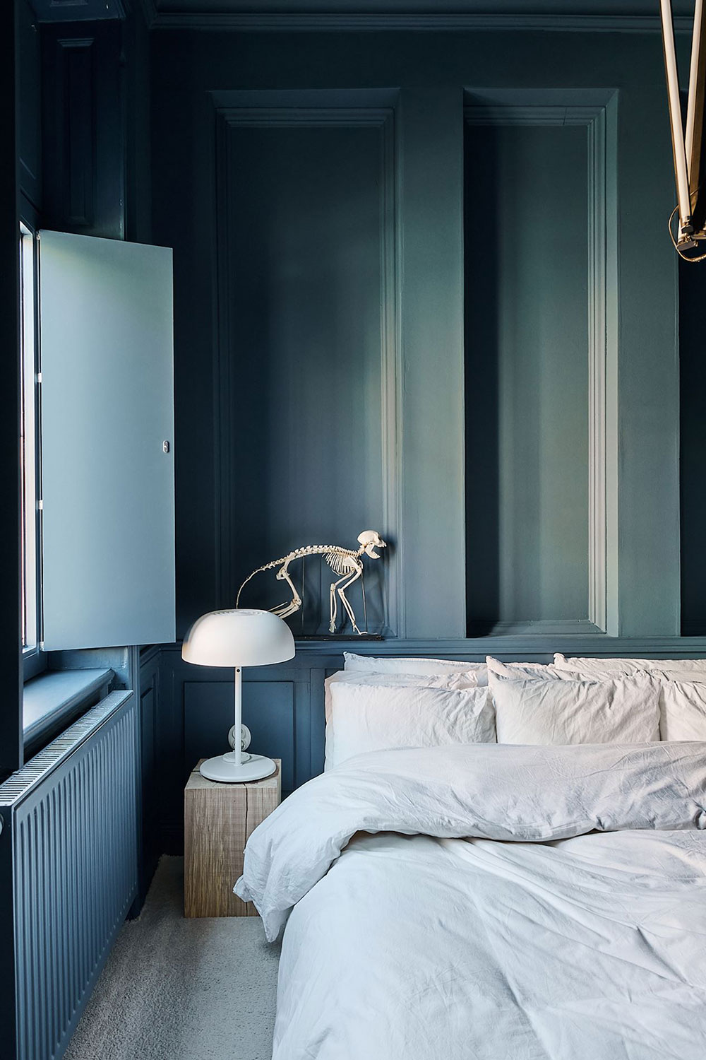 Удивительная маленькая квартира с синими стенами и художественным декором (33 кв. м)