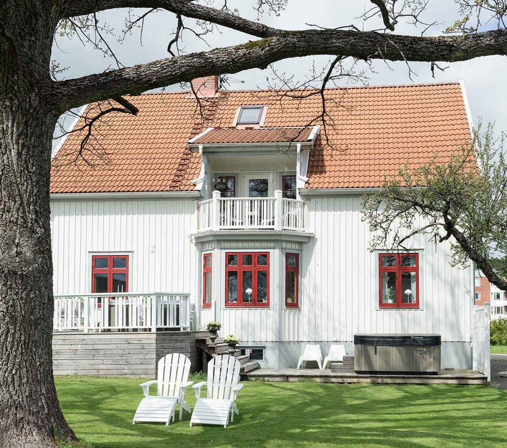 Белый традиционный фасад и светлые интерьеры: уютная дача в Швеции