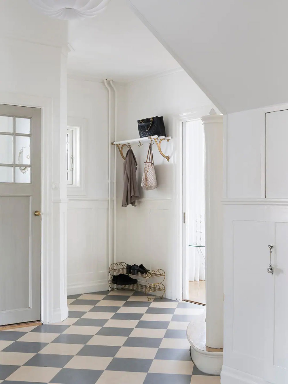Белый традиционный фасад и светлые интерьеры: уютная дача в Швеции
