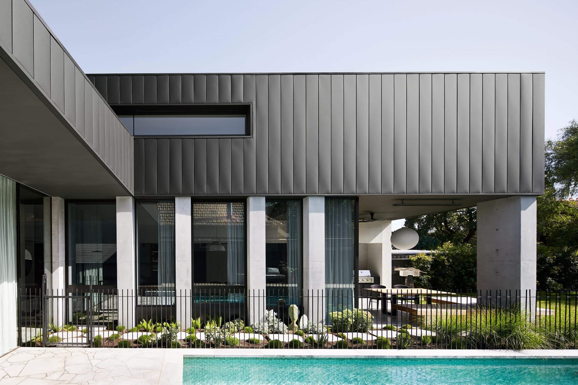 Черно-белый дом с бассейном и стильными интерьерами в Мельбурне