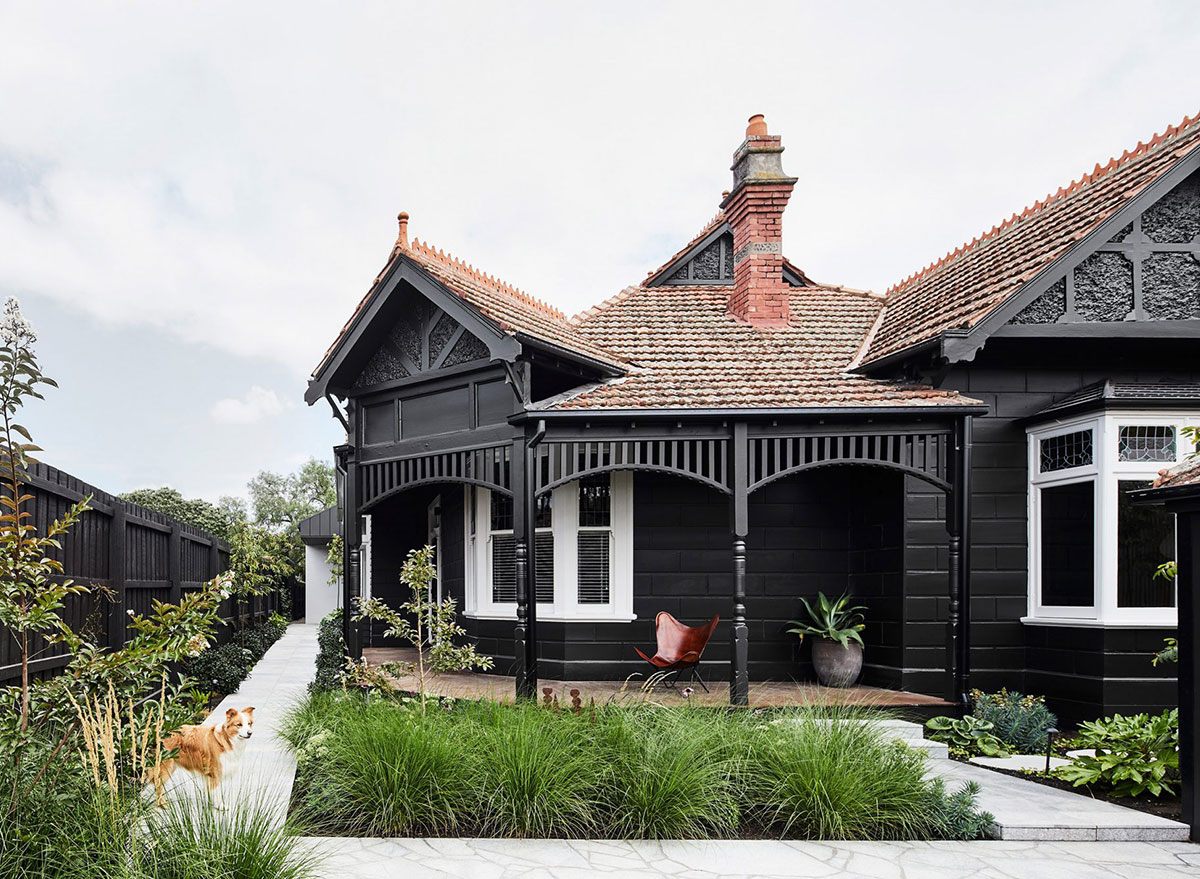 Черно-белый дом с бассейном и стильными интерьерами в Мельбурне