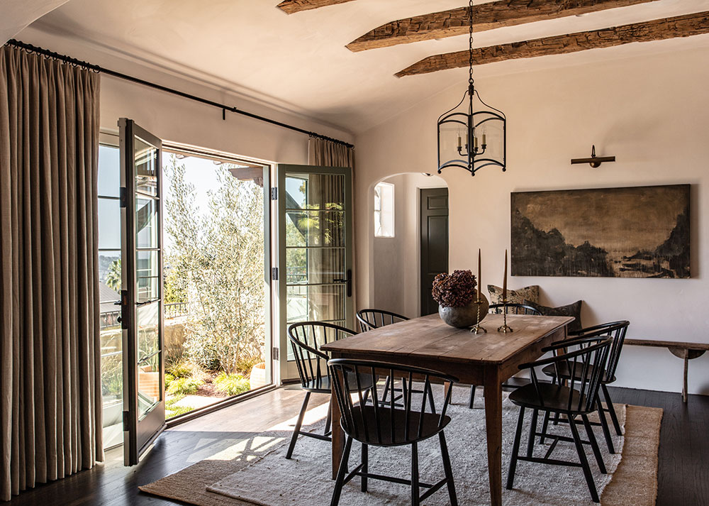 Испанское влияние дизайне уютного дома в Санта-Барбаре