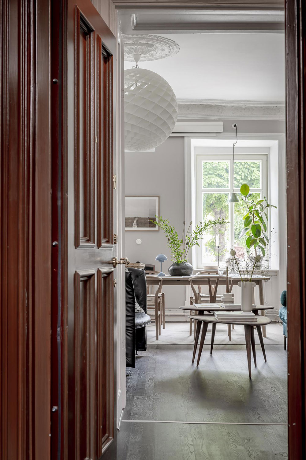 Интересная шведская квартира с необычной кухней и спальней на полууровне (65 кв. м)