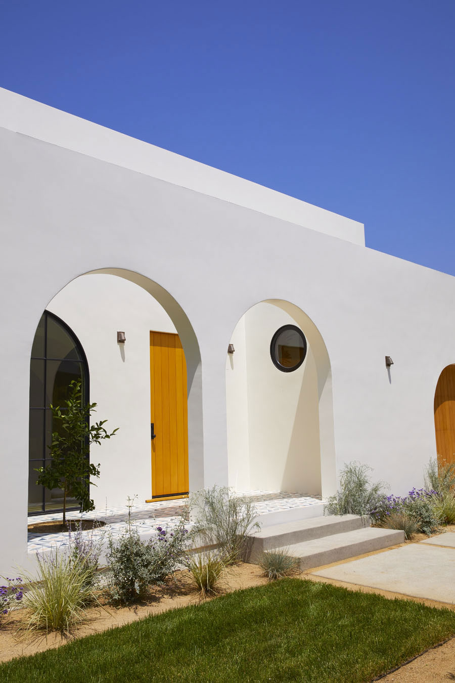 Великолепные арки и средиземноморское влияние: современный дом в Лос-Анджелесе