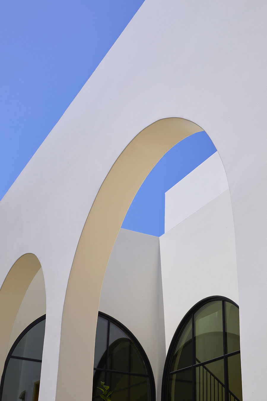 Великолепные арки и средиземноморское влияние: современный дом в Лос-Анджелесе