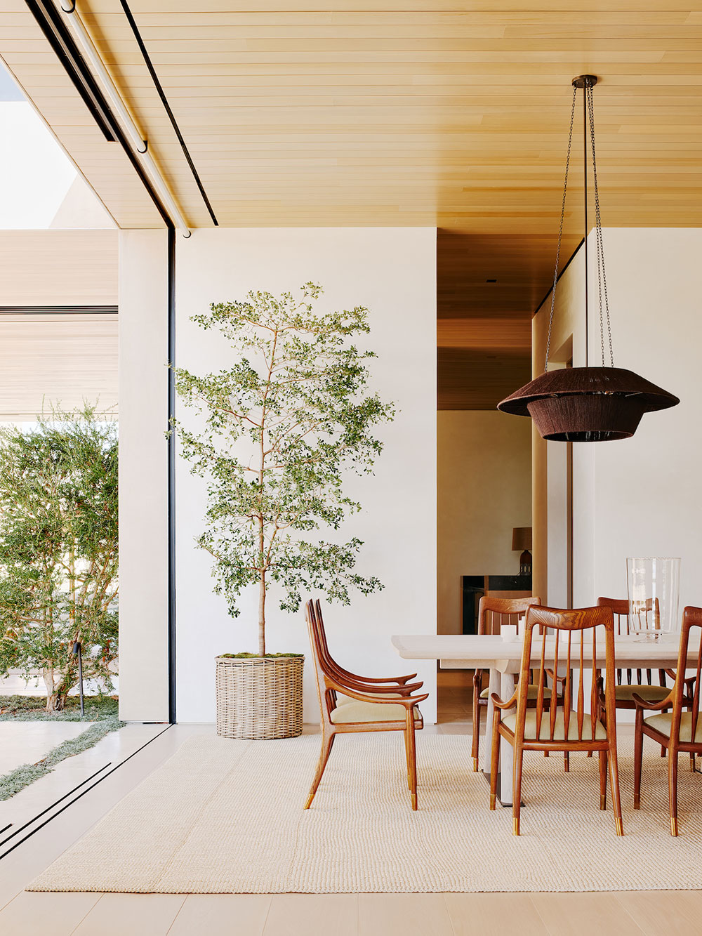 Изысканный и тёплый современный дом в Лос-Анджелесе, где стирается грань между интерьерами и улицей