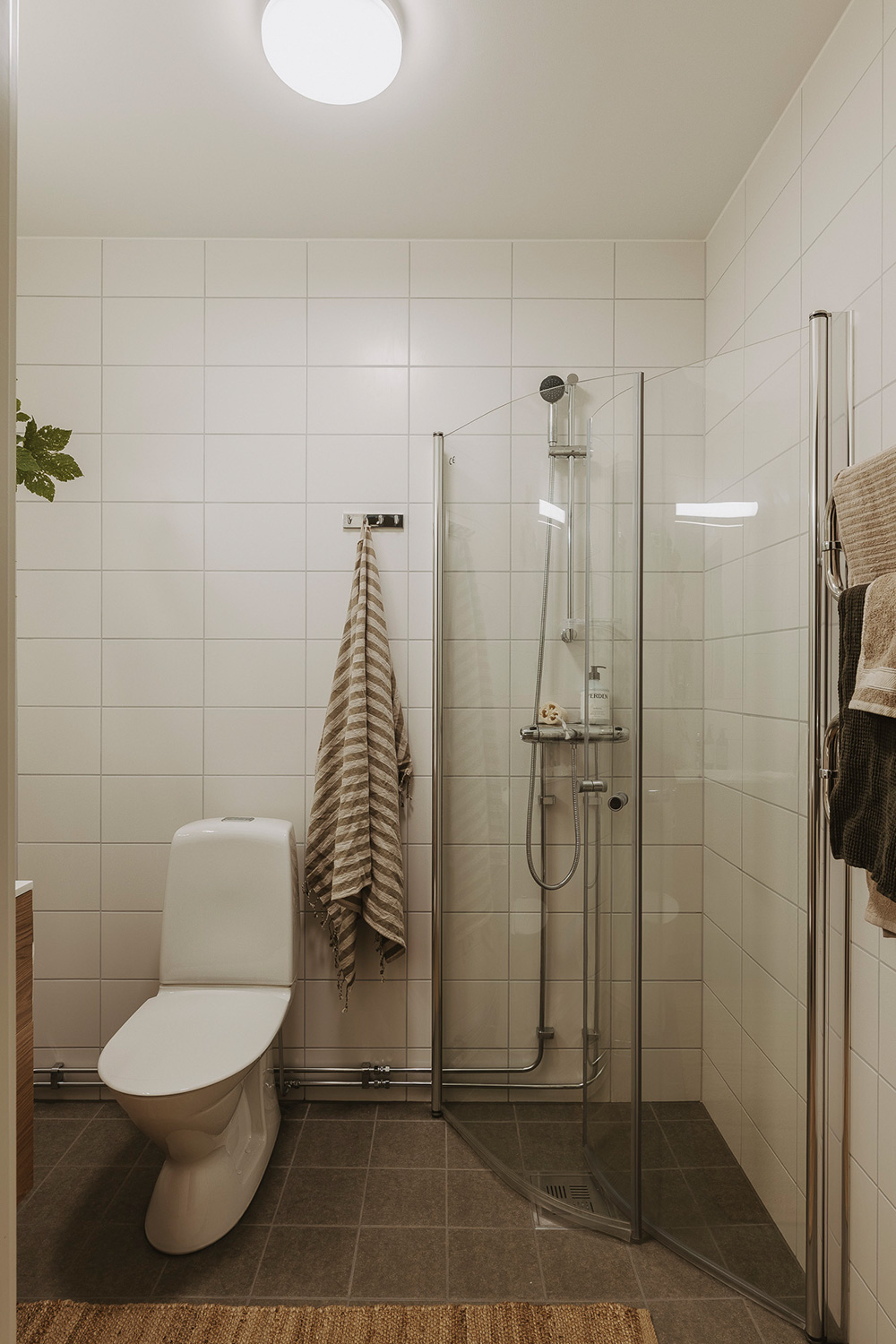 Маленькая квартира в Швеции с удлинённой планировкой и небольшой террасой (38 кв. м) Маленькая квартира в Швеции с удлинённой планировкой и небольшой террасой (38 кв. м)