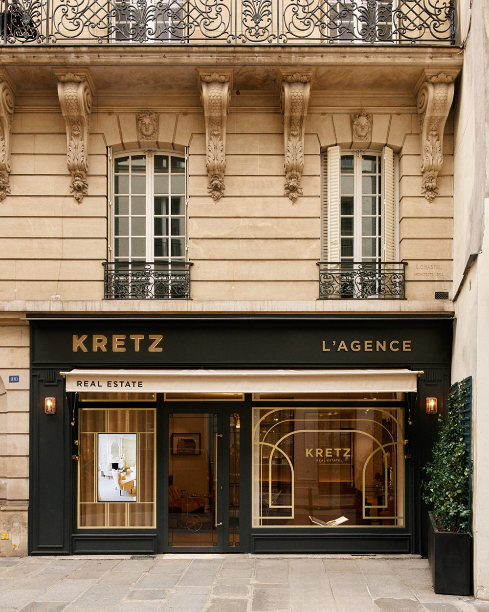 Офис французского агентства недвижимости, который выглядит как модный жилой дом Офис французского агентства недвижимости, который выглядит как модный жилой дом