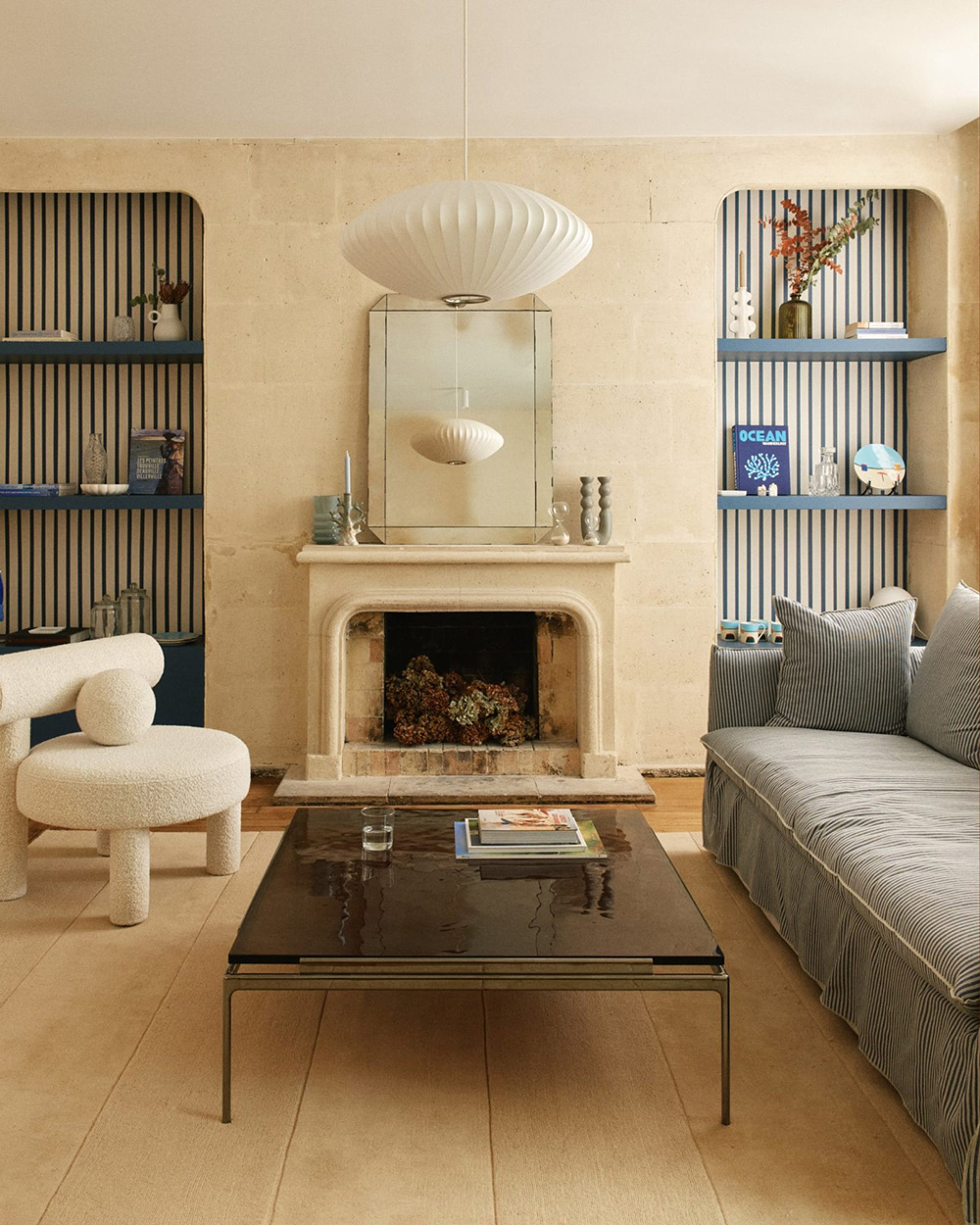 Офис французского агентства недвижимости, который выглядит как модный жилой дом Офис французского агентства недвижимости, который выглядит как модный жилой дом